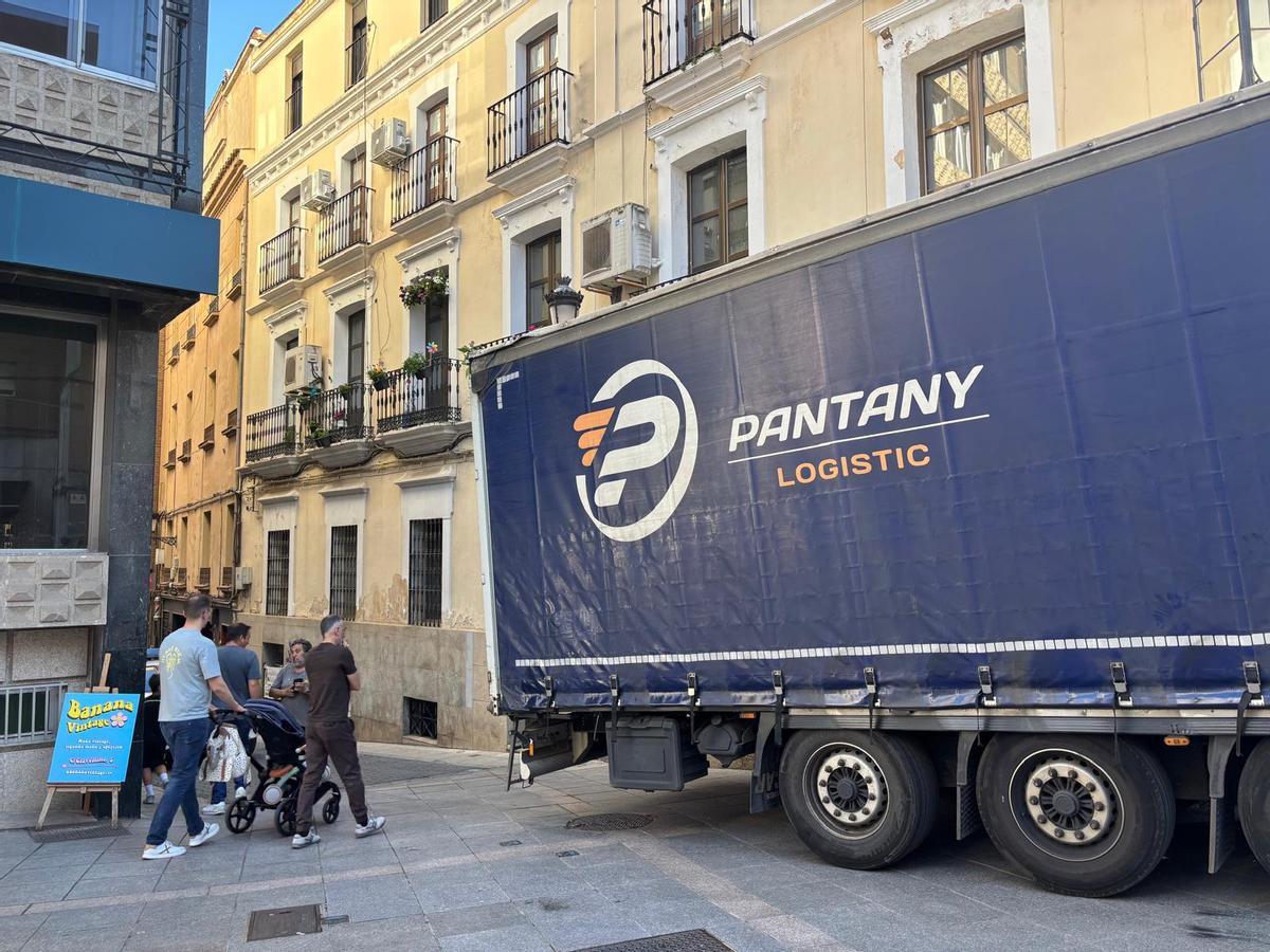Galería | Un camión se queda atascado en pleno centro de Cáceres
