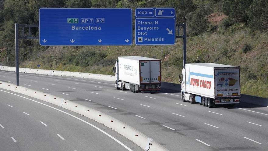 Camions circulant per l&#039;AP-7 a l&#039;altura de Girona