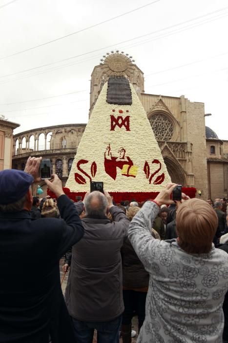 La plaza se llena para ver el manto de la Virgen