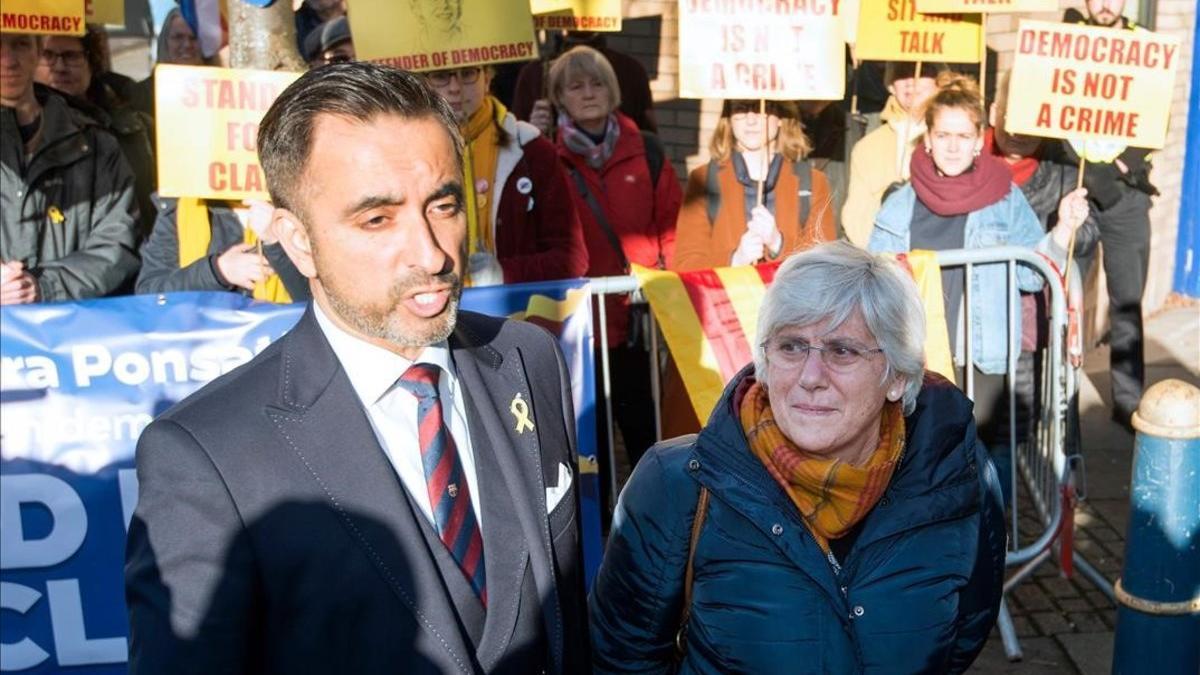 Clara Ponsatí, junto a su abogado, Aamer Anwar, en el momento de entregarse a la policía escocesa