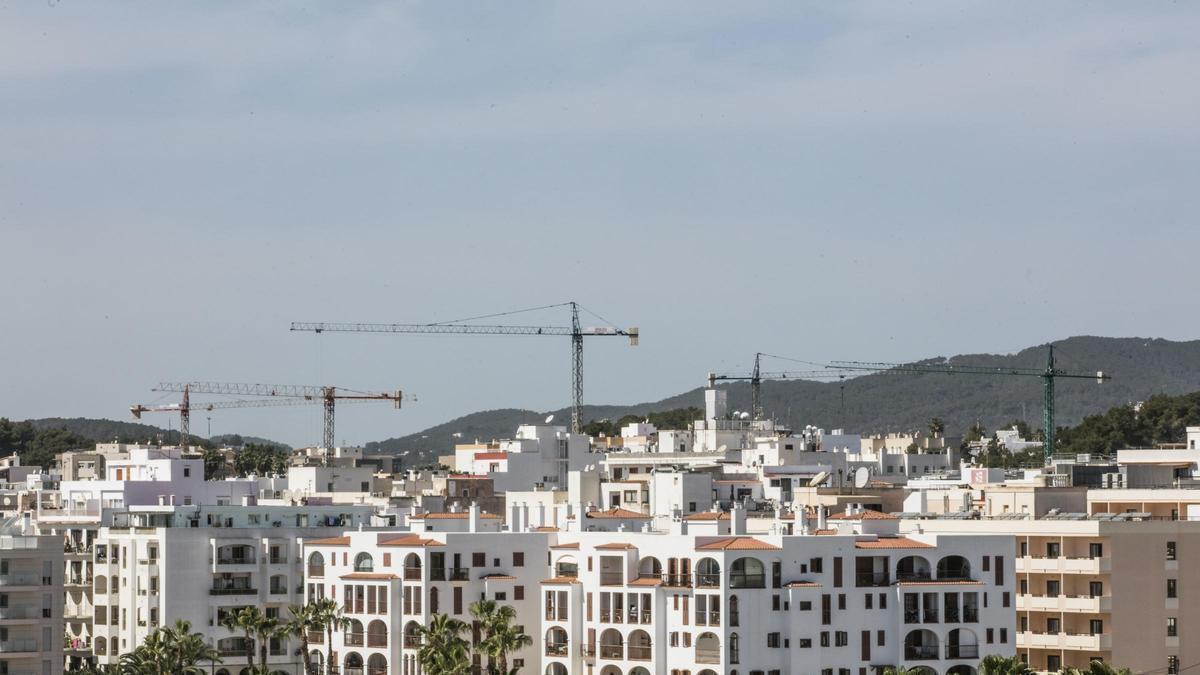 Viviendas en construcción en Santa Eulària.