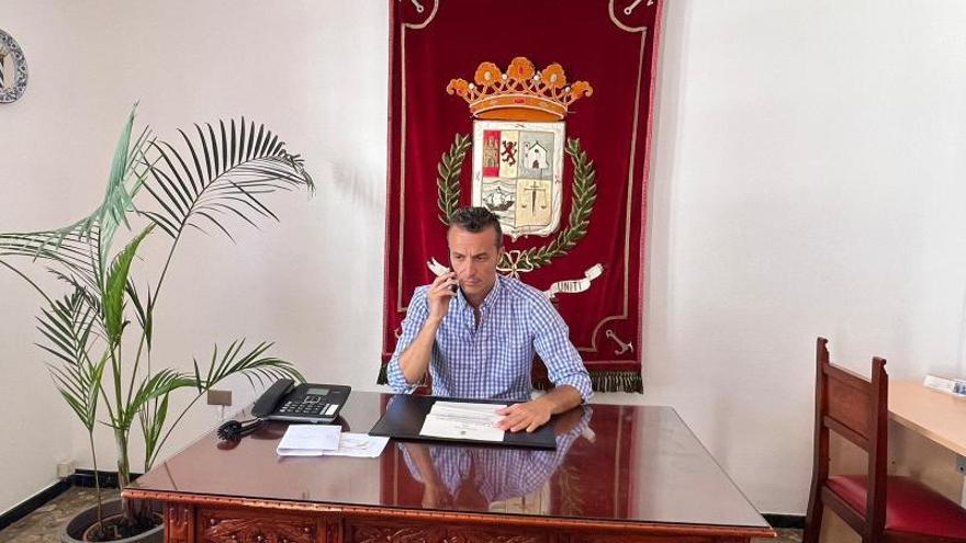 Víctor Hernández, ayer en su despacho de La Aldea, revisando papeles.