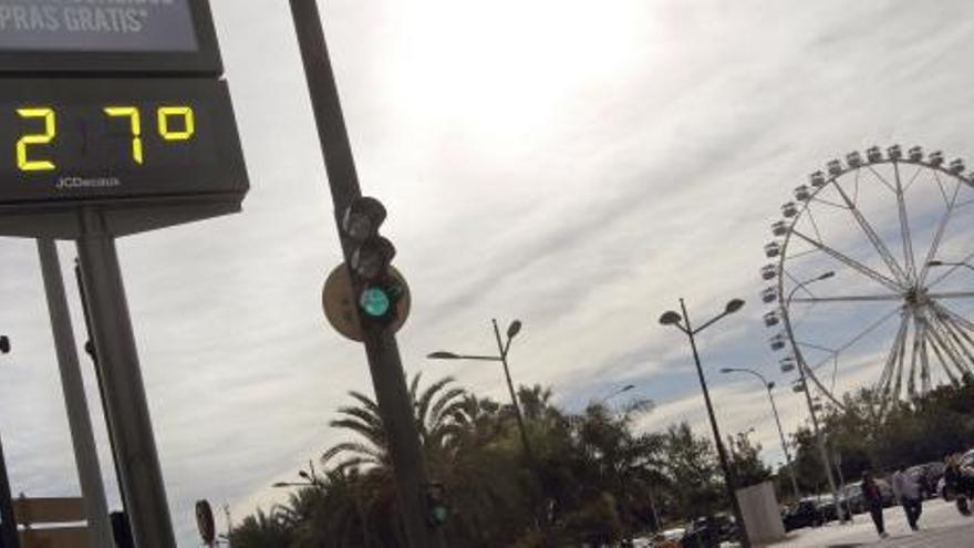 El viento de poniente que continúa soplando en la Comunidad Valenciana mantiene las temperaturas en valores anormalmente altos para esta época del año. En la imagen un termómetro situado frente al puerto de Valencia marcaba 27 grados este mediodía.