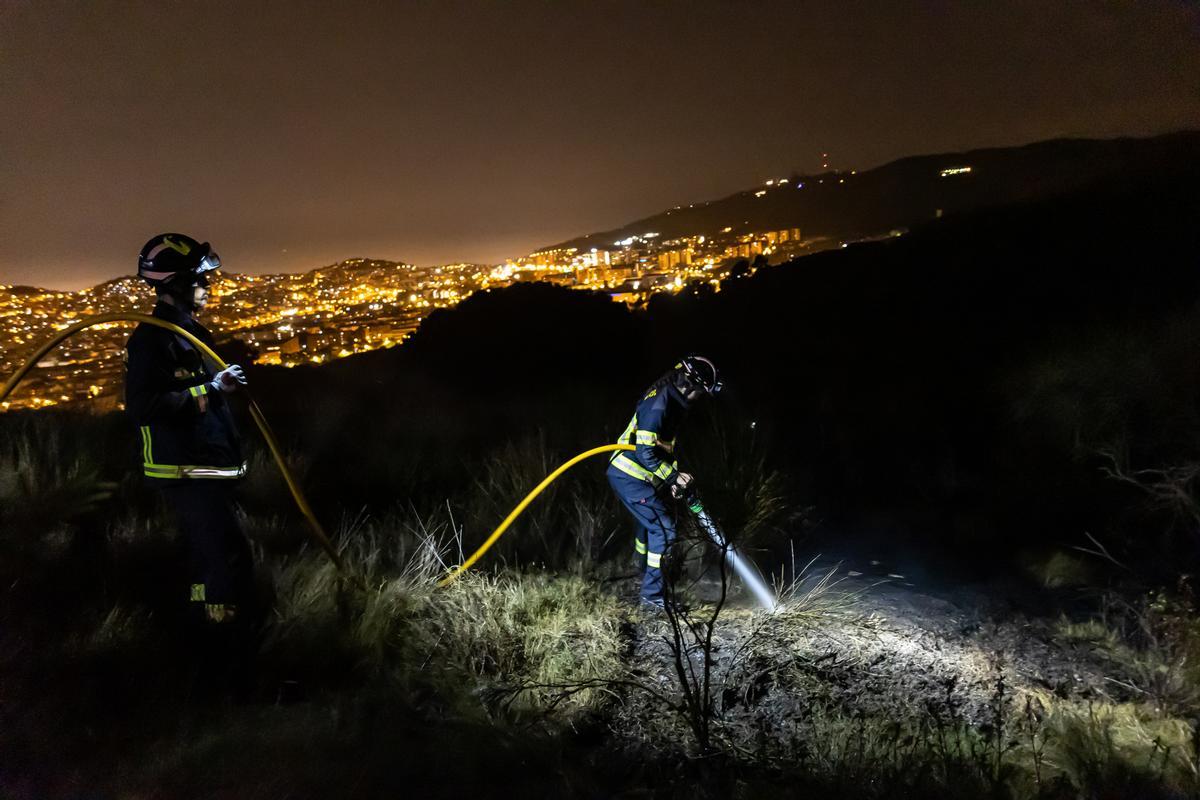 Tareas nocturnas sobre el suelo calcinado el 8 de junio de 2021 encima de Vall d'Hebron