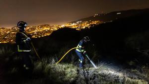 Tareas nocturnas sobre el suelo calcinado el 8 de junio de 2021 encima de Vall d’Hebron