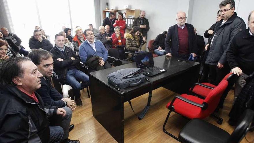 José Juan Durán y Javier Bas (d.), ayer, durante la presentación del proyecto en Cesantes. // José Lores