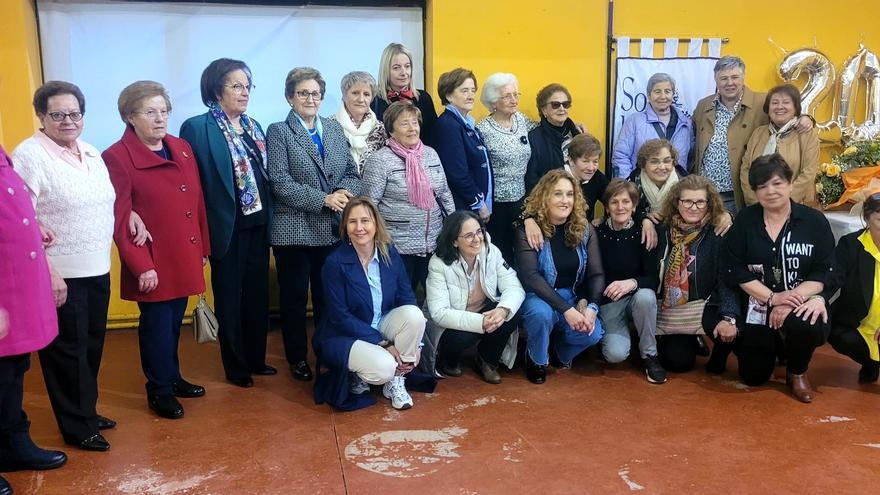 &quot;So la Malena&quot; cumple veinte años: la asociación de mujeres de Morcín festejó su aniversario con una animada fiesta
