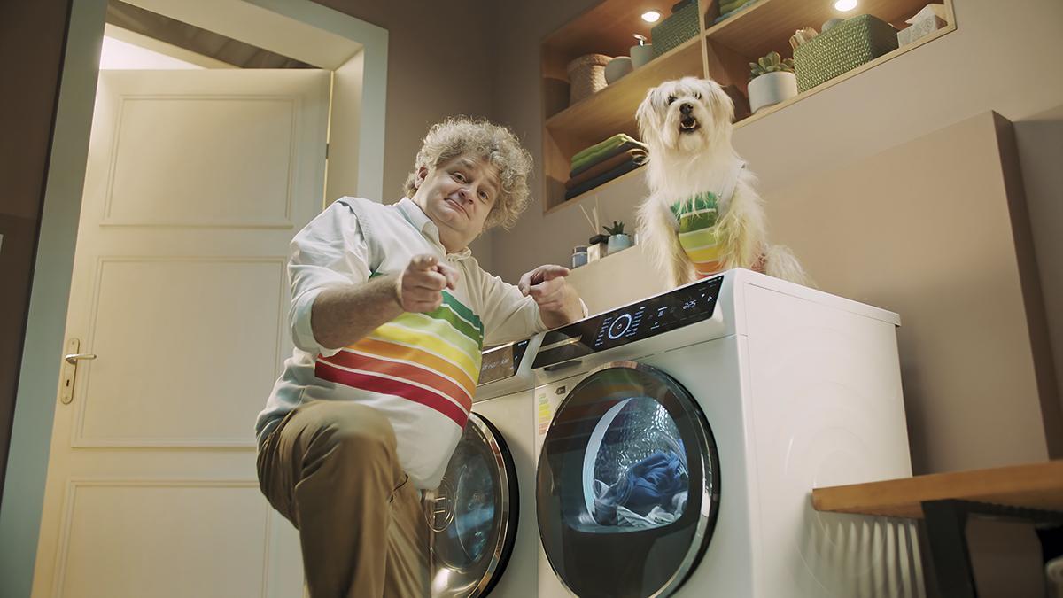 Secadoras Bosch con condensador autolimpiante secando colada en cocina; lema “Al mal tiempo, buena secadora”.