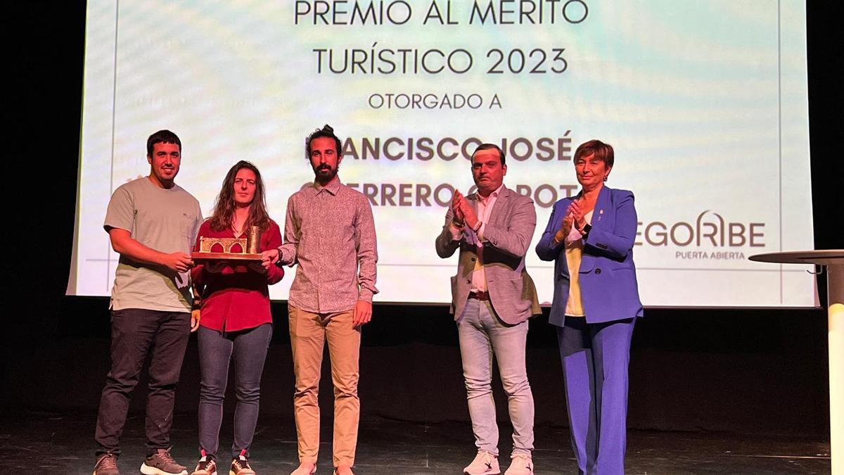 La alcaldesa, Mª Carmen Climent, hizo entrega del galardón.