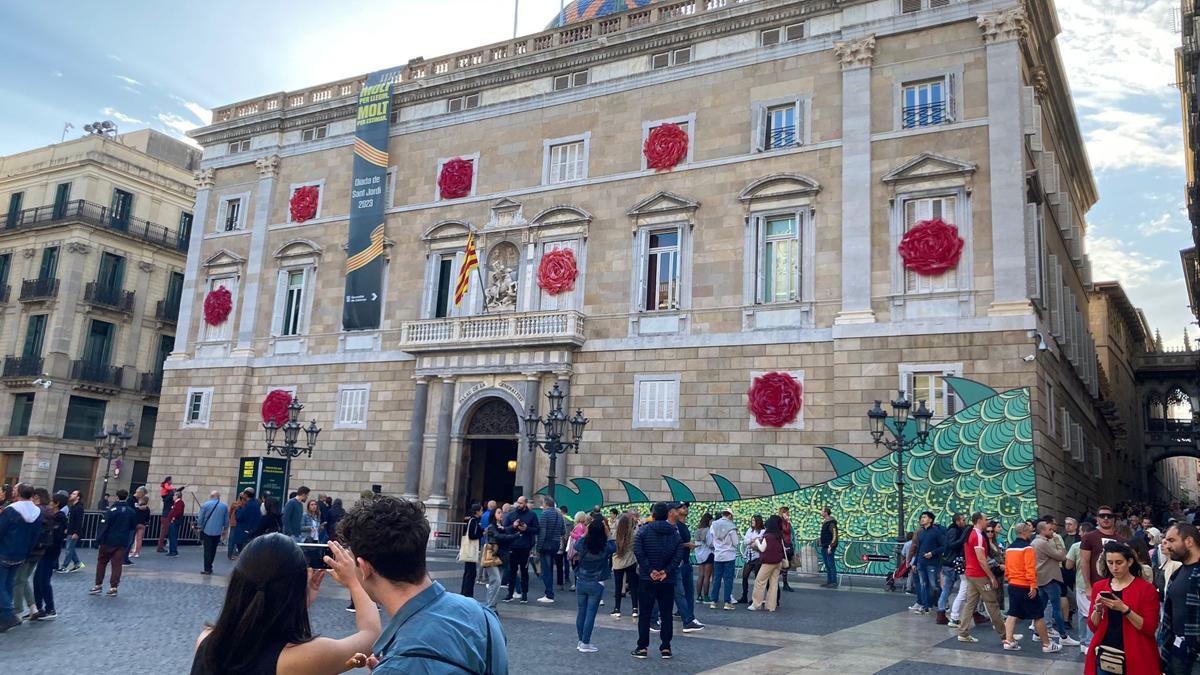 La Generalitat, decorada por Sant Jordi.