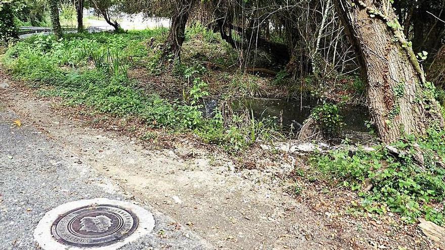 A la derecha laguna con aguas residuales al rebosar una alcantarilla |   // M.V.