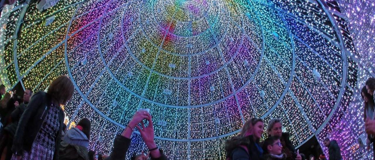 Interior del árbol navideño de Porta do Sol. // Marta G. Brea