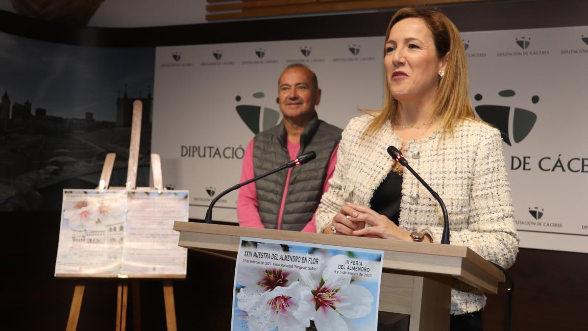 La alcaldesa de Garrovillas de Alconétar, Elisabeth Martín, esta mañana, presenta el Almendro en Flor, junto con el teniente de alcalde, Jesús Ramos.