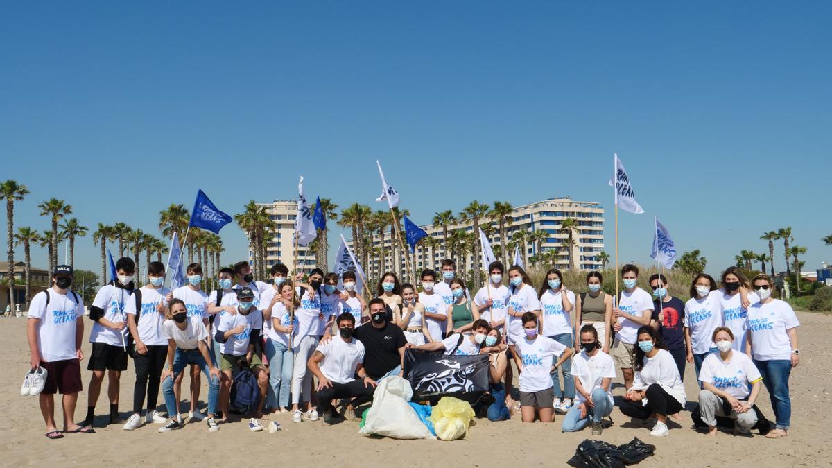 Participantes en una de las sesiones de recogida de residuos