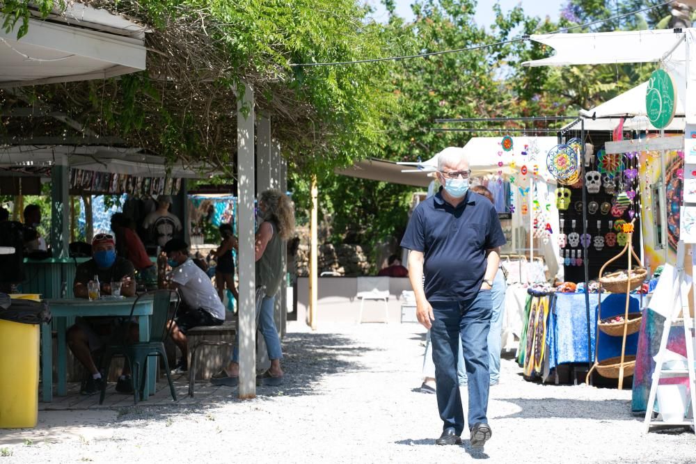 El popular mercadillo hippy de Sant Carles reabre sus puertas adaptado a todas las medidas sanitarias por el coronavirus