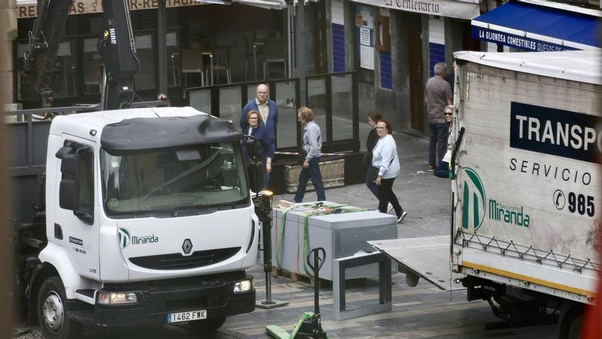 El operario herido tras caerle una caja fuerte en la plaza Mayor de Gijón, en la UCI y estable