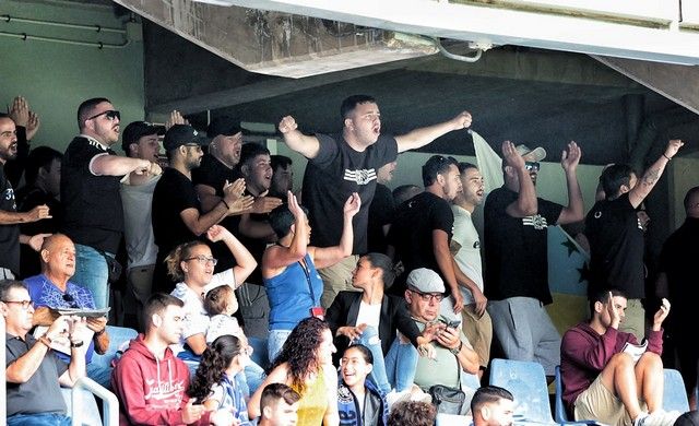 Entrenamiento del CD Tenerife a puerta abierta en el Heliodoro Rodríguez López