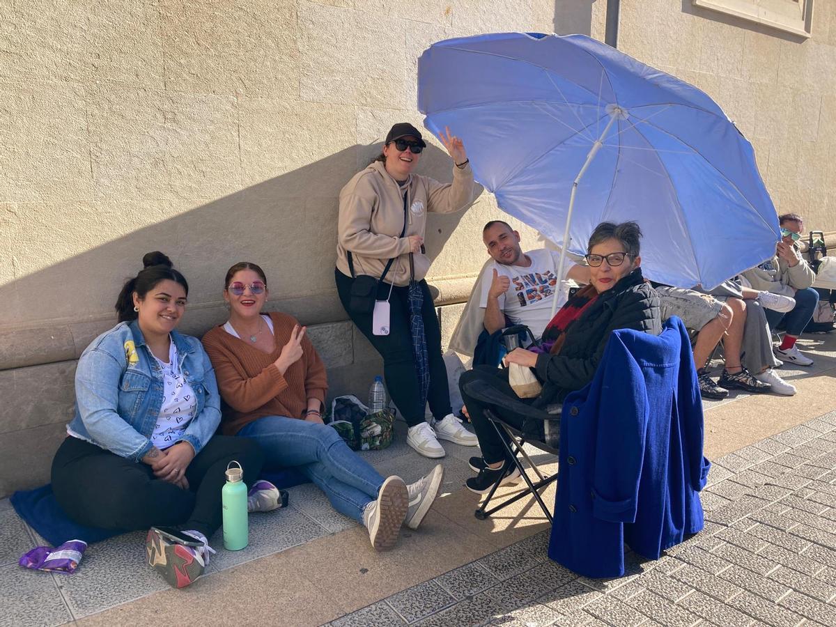 Colas para adquirir una entrada para la Canción de la Risa