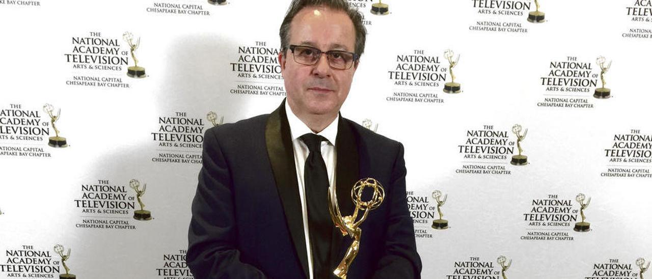 Alberto Avendaño, con su Emmy.