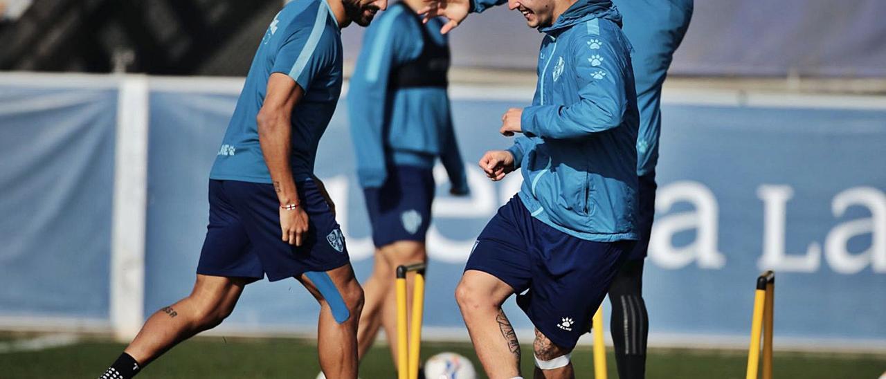 Mikel Rico y Escriche, durante un entrenamiento del Huesca.  | // SDHUESCA