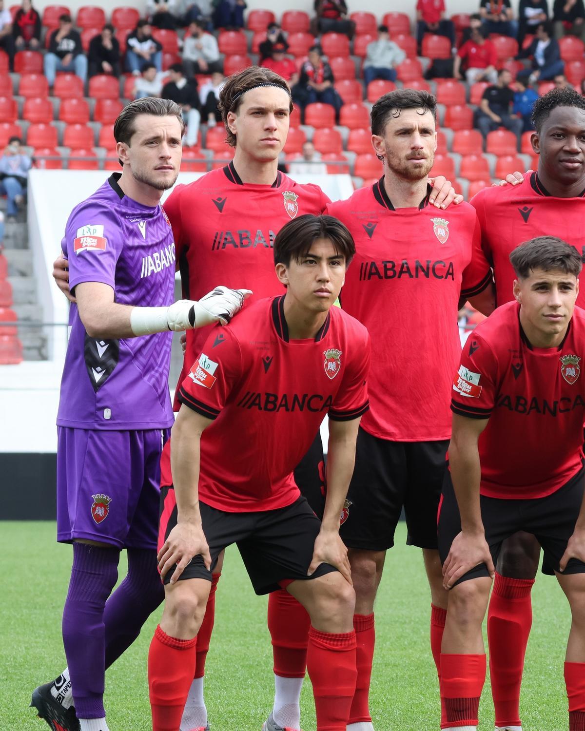 Joan Femenías en un once con el Penafiel antes de un partido