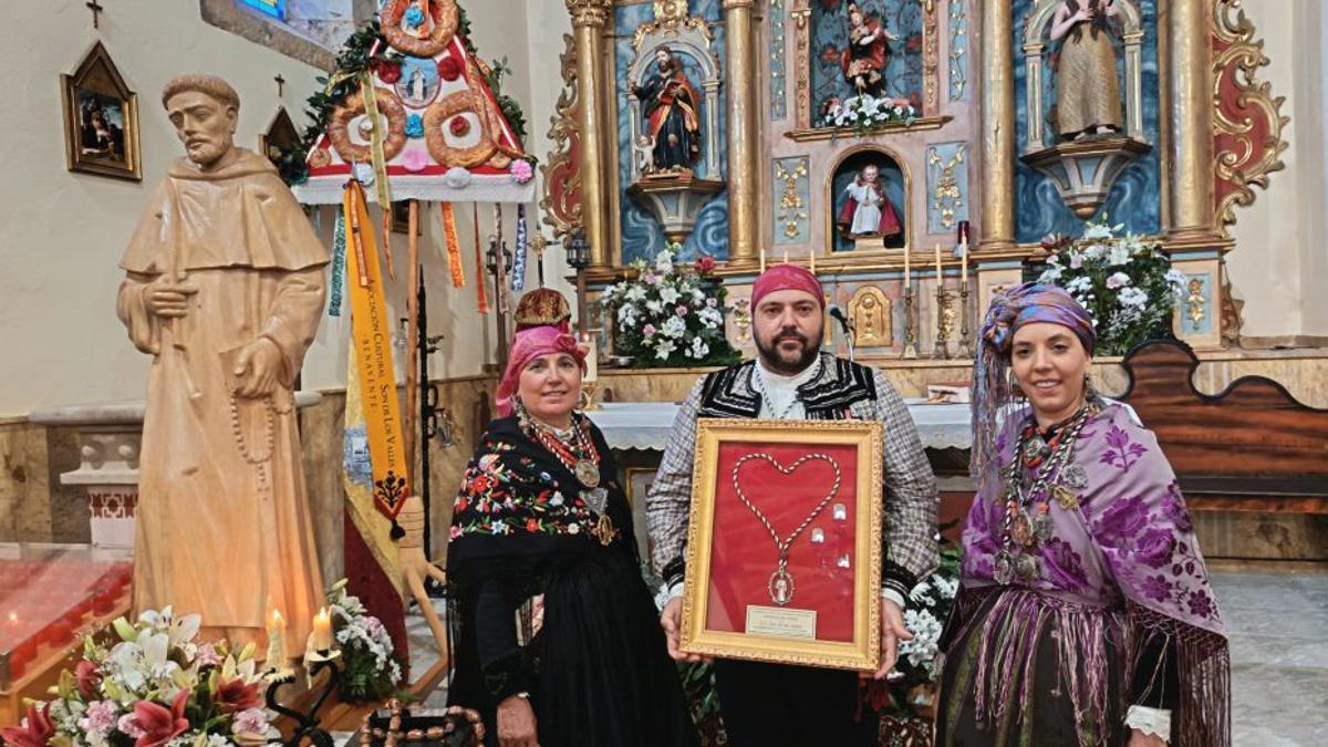 Son de Los Valles, hermano de honor de la cofradía de Carracedo. | E. P.