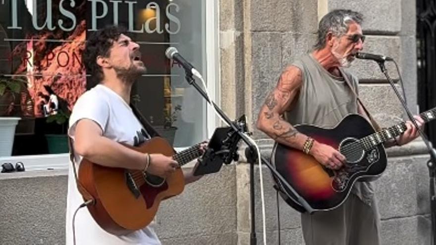 Rodrigo Valiente y Pepe Solla, actuando en la calle Príncipe de Vigo, este miércoles.