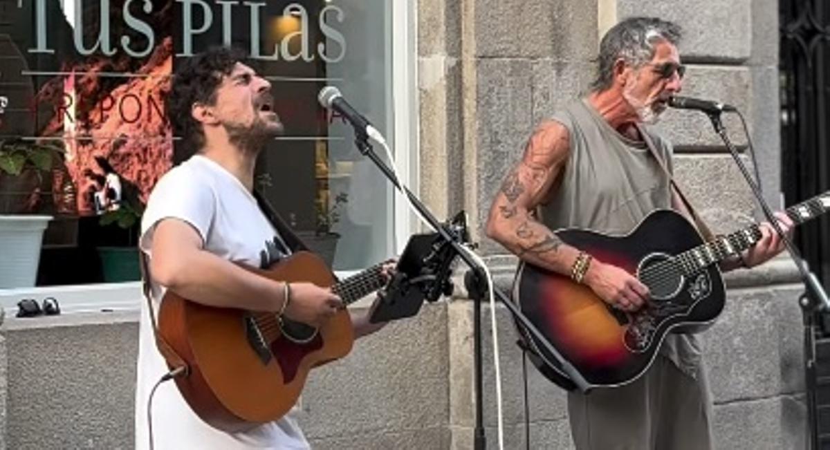 Rodrigo Valiente y Pepe Solla, actuando en la calle Príncipe de Vigo, este miércoles.