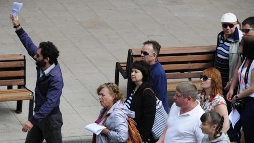 Un grup de turistes visitant Montserrat