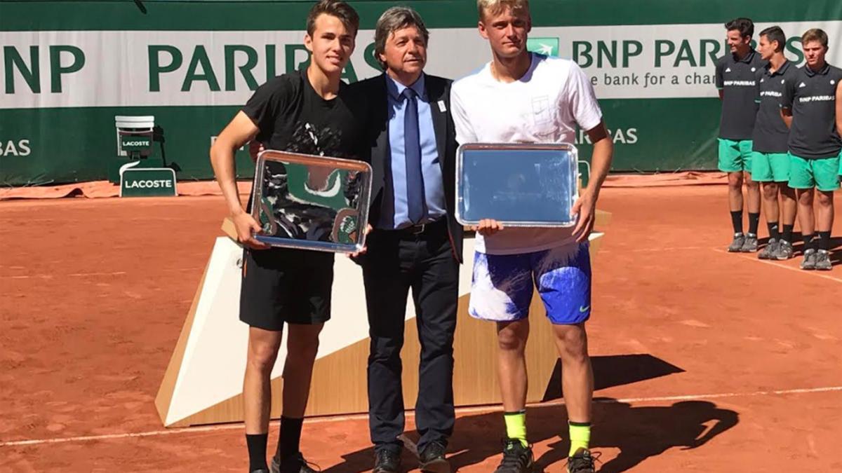 Zsomor Piros y Nicola Kuhn con su trofeo de campeones de dobles júnior