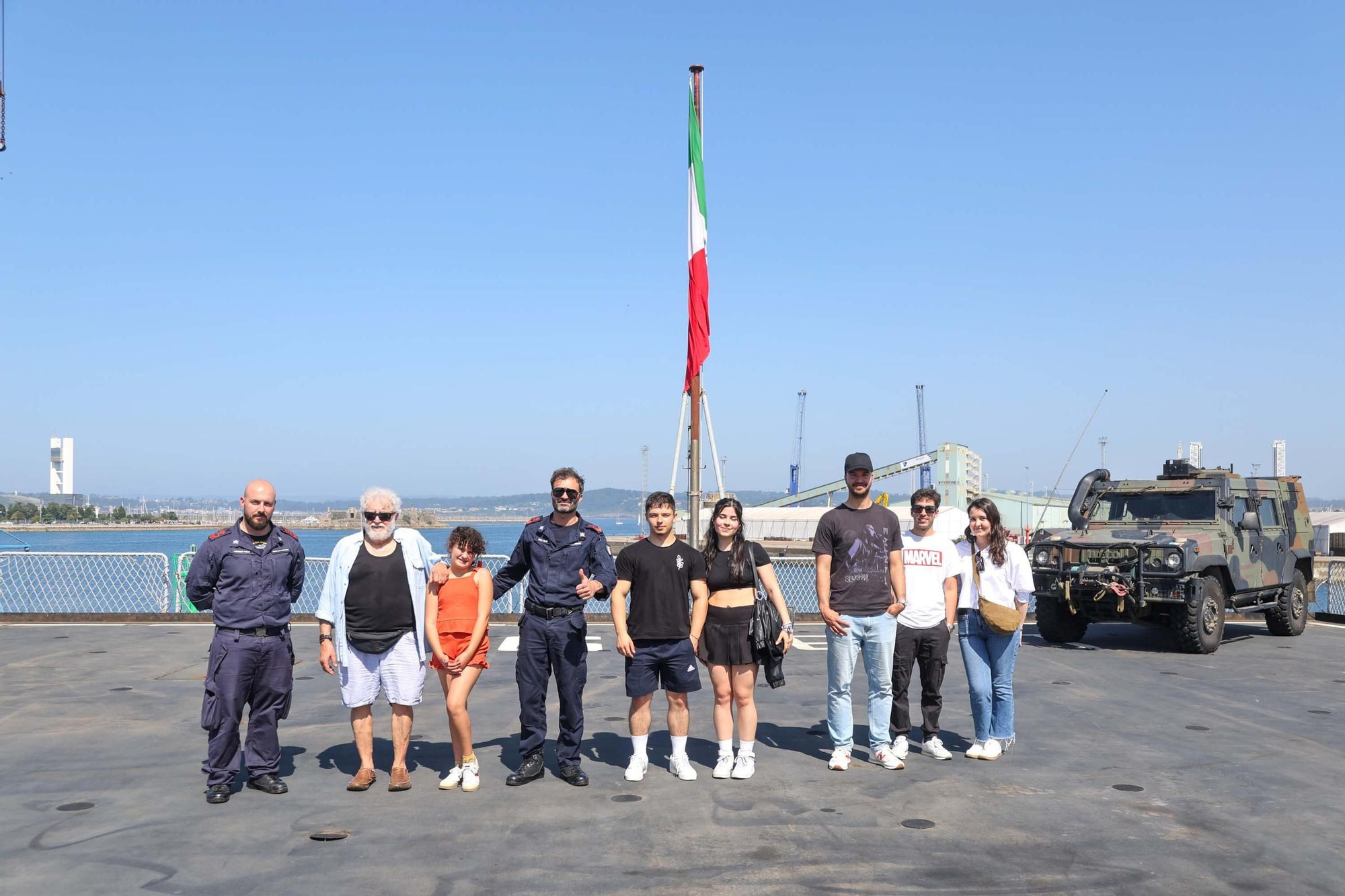 El buque 'San Giorgio', de la Armada de Italia, atraca en A Coruña en una visita no oficial