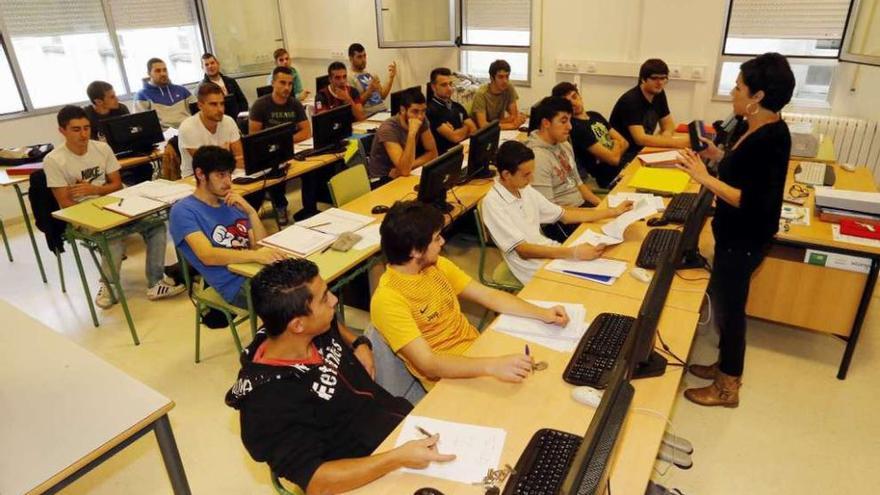 Clase de FP Dual de Mantenimiento Electromecánico, ayer en el IES Politécnico de Vigo.