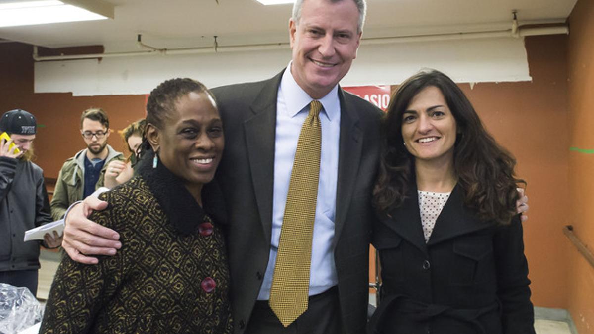 Bill de Blasio, en un acto de campaña con la periodista catalana Anna Molas. ROB BENNETT