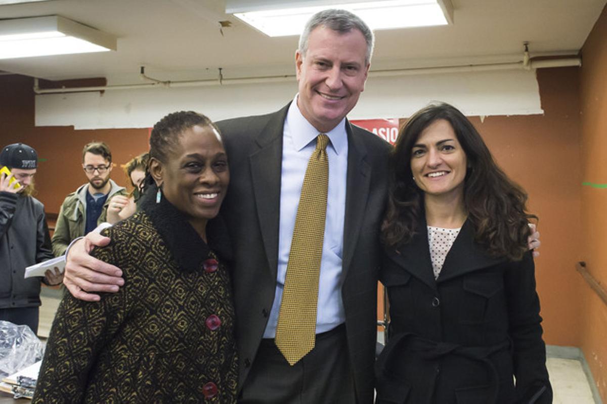 Bill de Blasio, en un acte de campanya amb la periodista catalana Anna Molas. ROB BENNETT