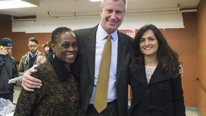 Bill de Blasio, en un acte de campanya amb la periodista catalana Anna Molas. ROB BENNETT