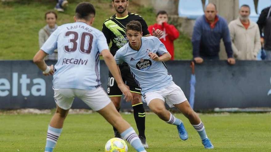 Carreira controla el balón ante un jugador del Rayo Majadahonda en Barreiro, junto a Lautaro. // Alba Villar