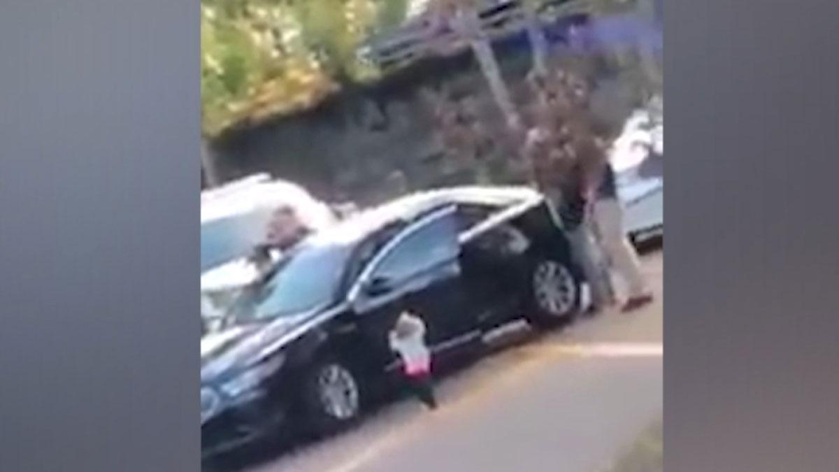 Una niña de dos años se entrega a la policía con las manos arriba en Florida