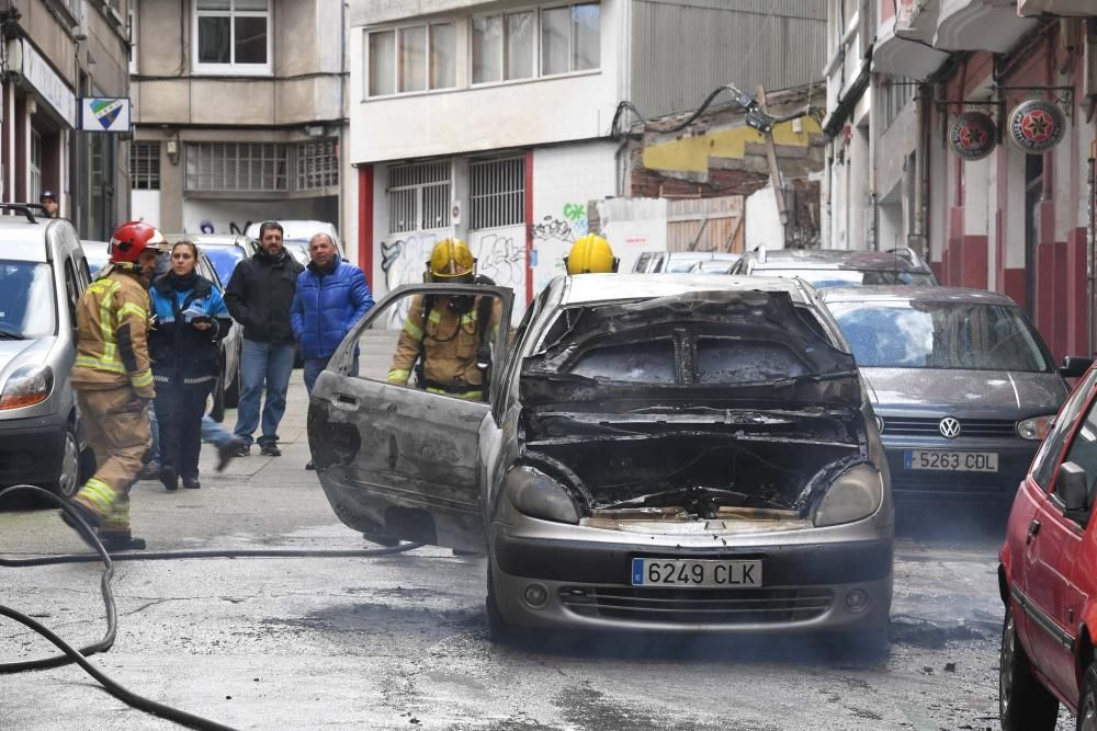 Los bomberos sofocan un vehículo incendiado en Juan Flórez