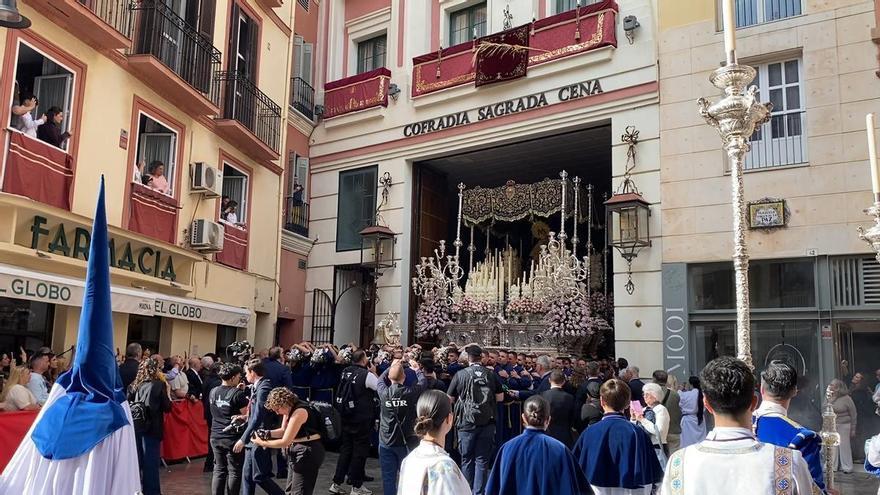 Salida Virgen de La Paz de la Sagrada Cena desde la calle Compañía