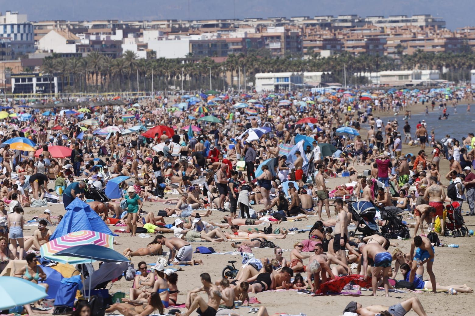 Una nueva jornada de calor llena las playas