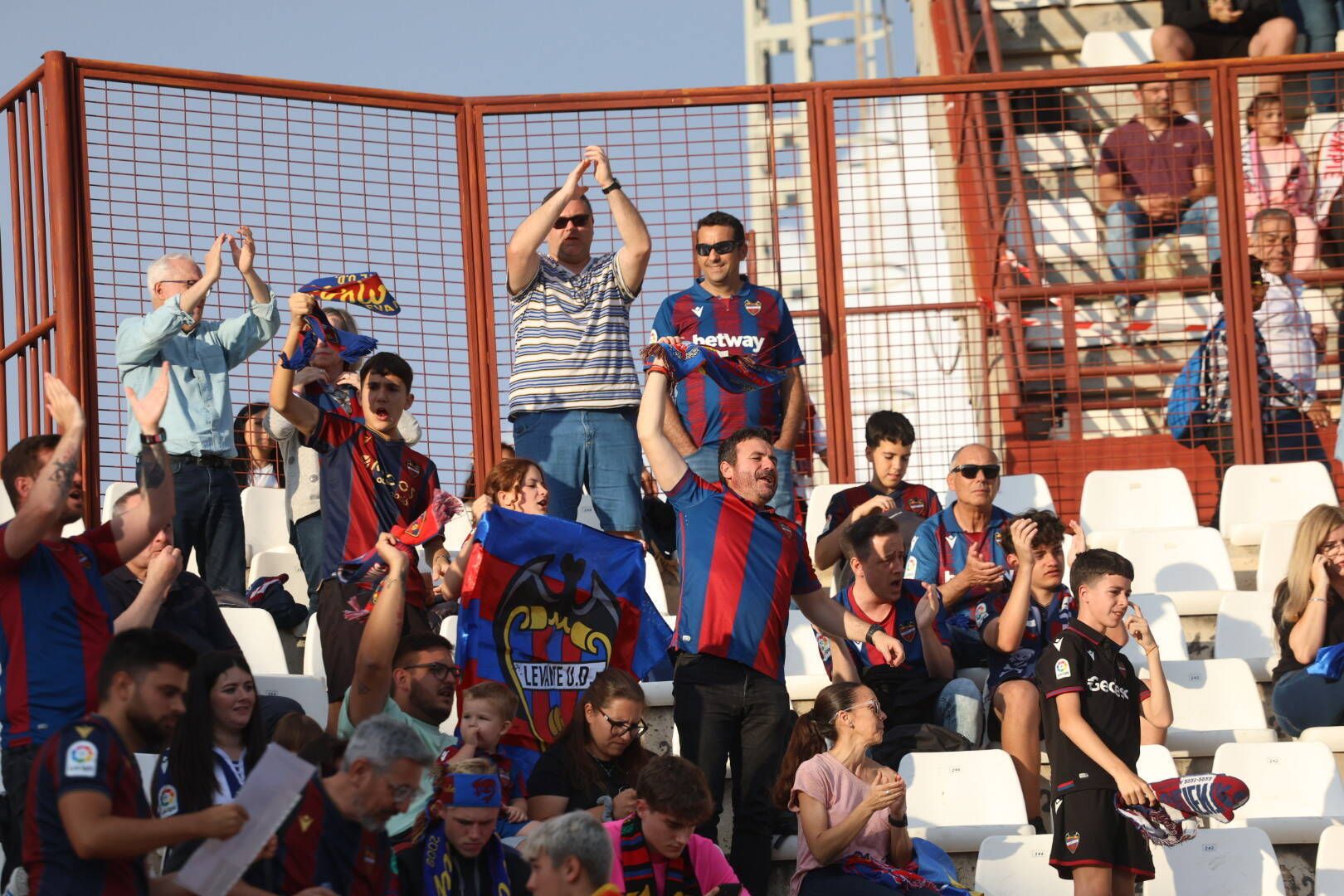 La afición del Levante, junto a su equipo en Albacete
