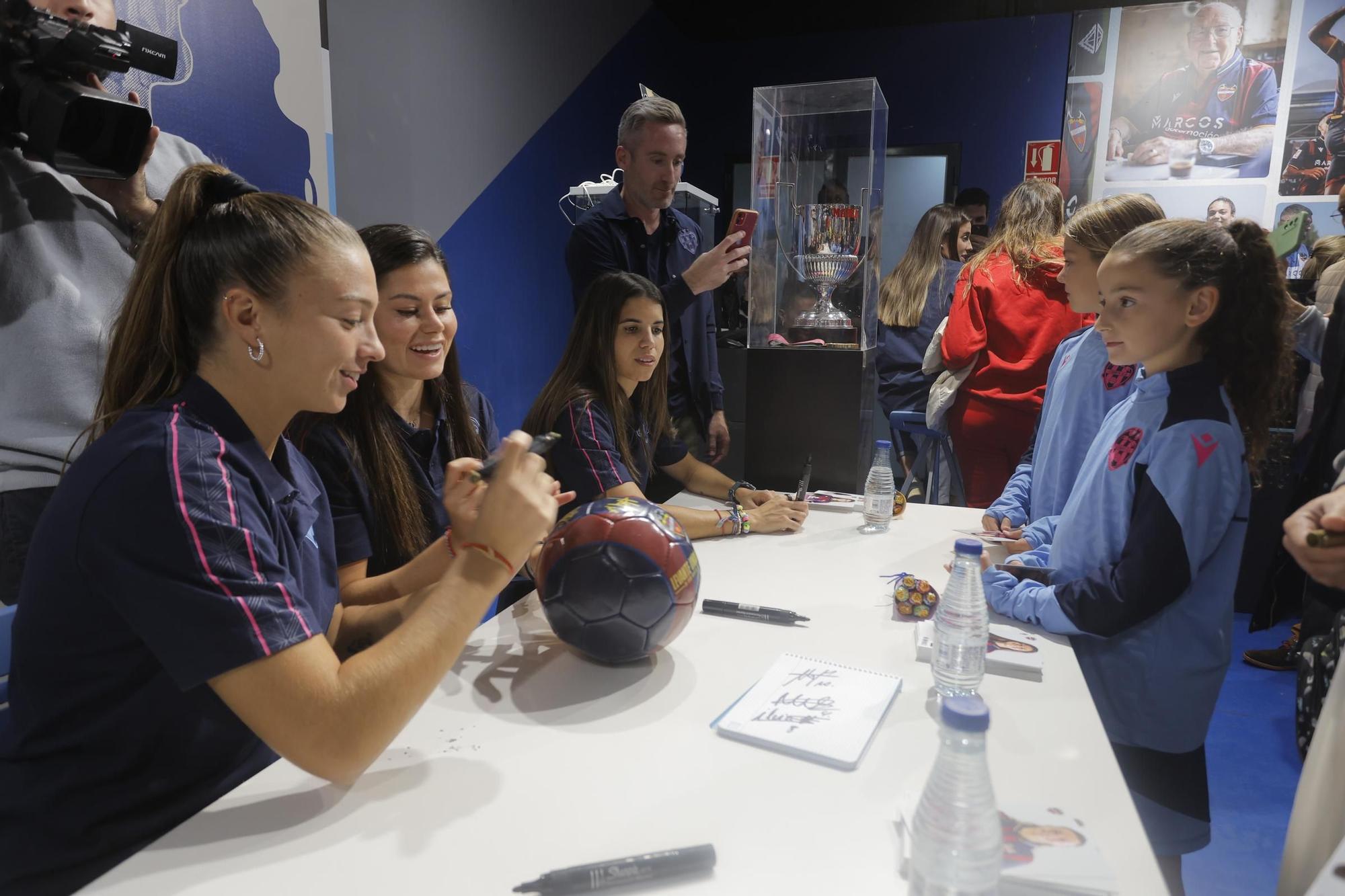 Meet&Greet con las futbolistas Alba Redondo, María Méndez y Silvia Lloris con aficionados