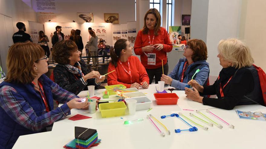 Una asesora de CyberCamp 2018 charla con madres asistentes.