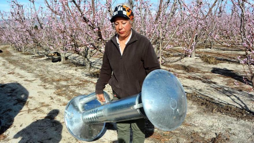 La vicepresidenta de Coag Iniciativa Rural de Cieza, Esperanza Ramírez, porta una de las estufas.