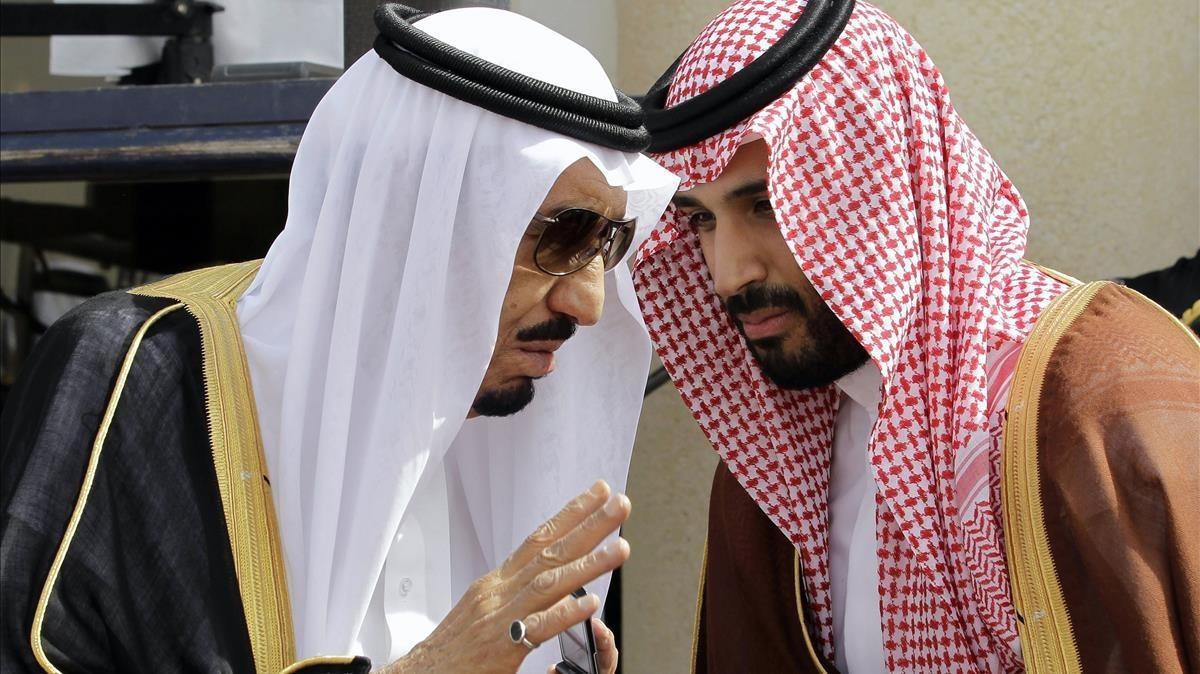 El rey Salman bin Abdulaziz con su hijo, el príncipe heredero, Mohammad bin Salman en Riad El rey Salman bin Abdulaziz con su hijo, el príncipe heredero, Mohammad bin Salman en Riad