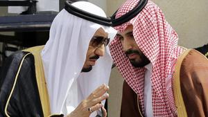 El rey Salman bin Abdulaziz con su hijo, el príncipe heredero, Mohammad bin Salman en Riad