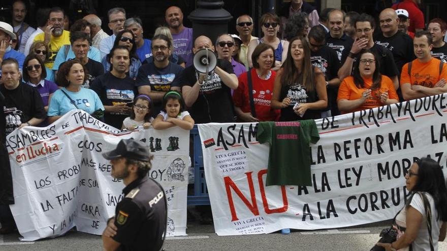 Las Asambleas de Trabajadores en Lucha protestan ante la Junta General