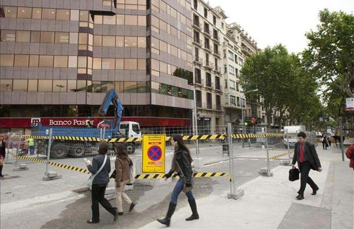 Cantonada d’Aragó amb passeig de Gràcia, on s’instal·larà un ascensor.