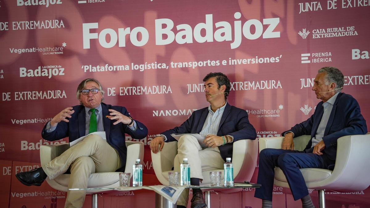 Antonio García Salas, coordinador del Corredor del Sudoeste Ibérico; Cristóbal Maza, director general de Movilidad, y Miguel Fañanás, director de Desarrollo de Negocio de Iberia Medway