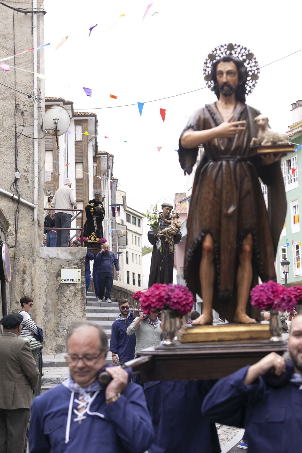 Cudillero se llena por el pregón de l'Amuravela, que invitó a "cantar ya bellar hasta quedanus sin fualgu"